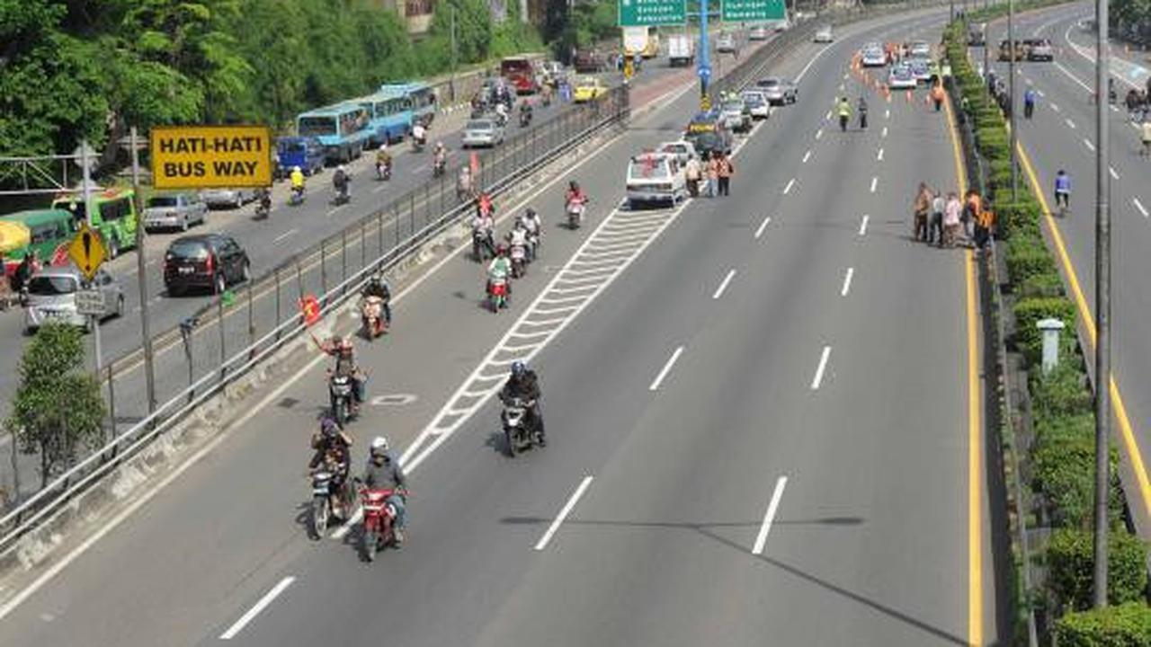Tol dalam kota diblokir dua arah!