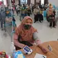 Petugas medis melakukan pemeriksaan kesehatan kepada warga calon penerima vaksin COVID-19 dosis ketiga di RSUD Tangerang Selatan, Rabu (12/1/2022). Lebih dari 60 warga lanjut usia (lansia) Tangsel mendapatkan vaksinasi lanjutan (booster) COVID-19 dengan jenis Pfizer. (merdeka.com/Arie Basuki)