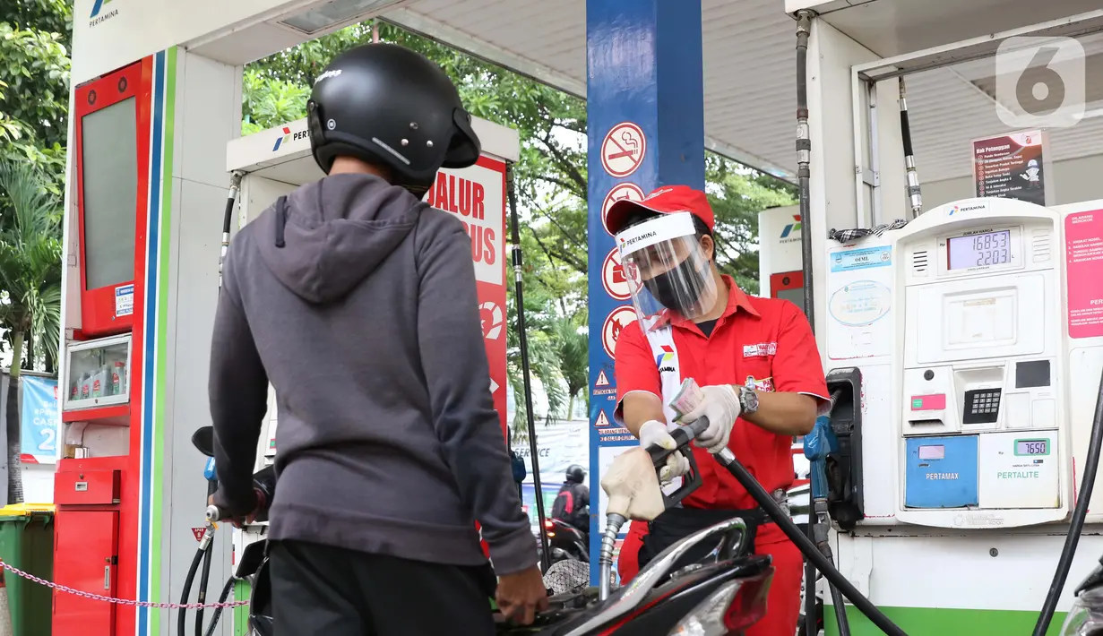 Petugas SPBU menggunakan alat pelindung wajah saat melayani pengendara di SPBU 31-164-01, Margonda, Depok, Jawa Barat, Jumat (8/5/2020). Penggunaan alat pelindung wajah merupakan upaya untuk melindungi diri dalam pencegahan penyebaran virus COVID-19. (Liputan6.com/Helmi Fithriansyah)