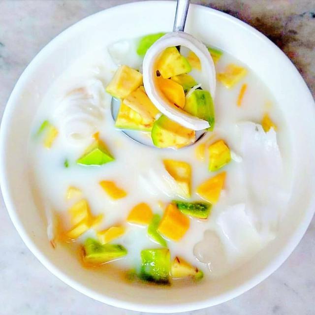 Semangkuk besar es teler dengan isian alpukat, kelapa muda, dan masih banyak lagi
