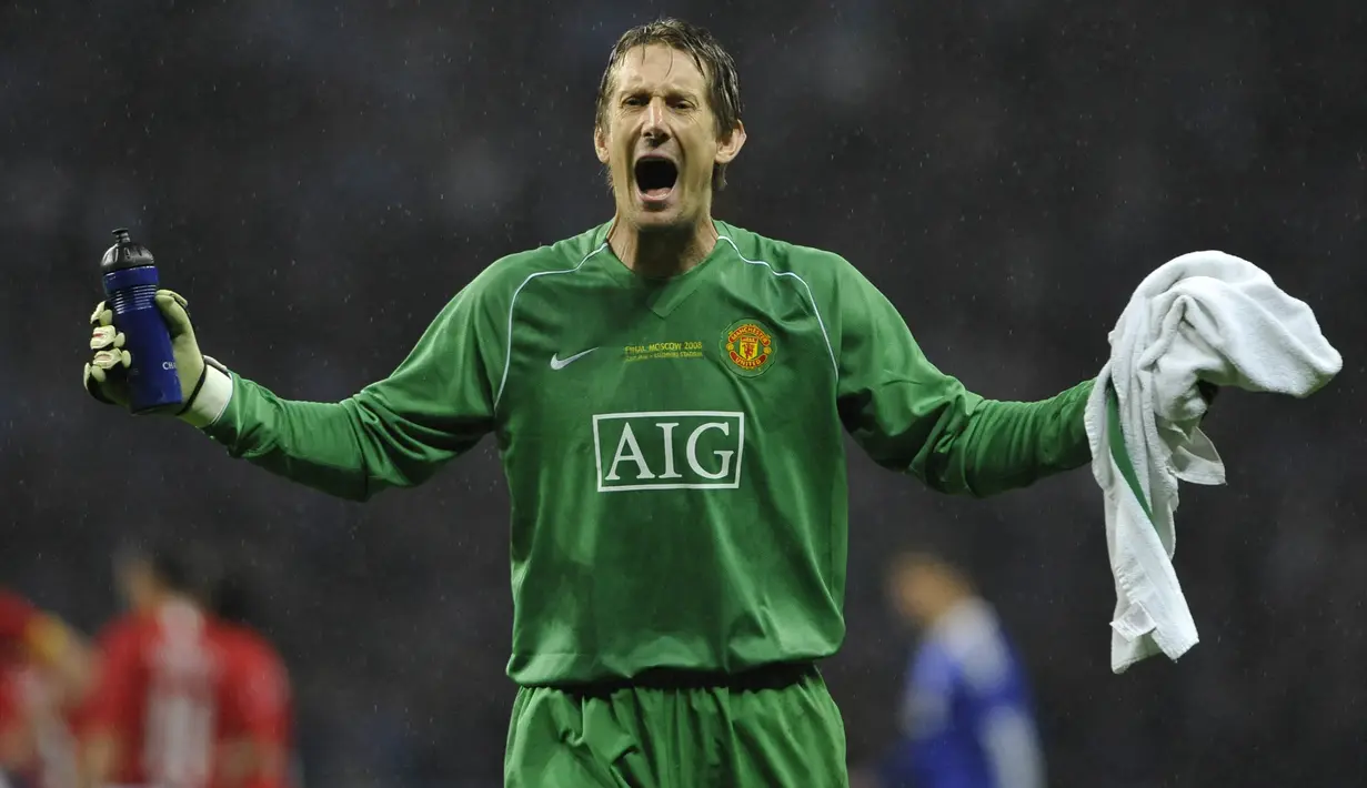 Edwin van der Sar. Kiper Belanda yang kini berusia 51 tahun dan telah pensiun pada Juli 2011 bersama Manchester United ini total 5 kali berlaga di final Liga Champions, 2 kali bersama Ajax Amsterdam (1994/1995 dan 1995/1996) dan 3 kali bareng Manchester United (2007/2008, 2008/2009 dan 2010/2011). Ia berhasil memenangkan 2 di antaranya, yaitu pada musim 1994/1995 dan 2007/2008. (AFP/Franck Fife)