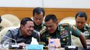 Jenderal Gatot Nurmantyo berbincang di sela rapat di Gedung Nusantara II, Kompleks Parlemen Senayan, Jakarta Pusat, Selasa (13/12). Rapat ini membahas kesiapan dan persiapan keamanan penyelenggaraan Pilkada serentak 2017. (Liputan6.com/JohanTallo)