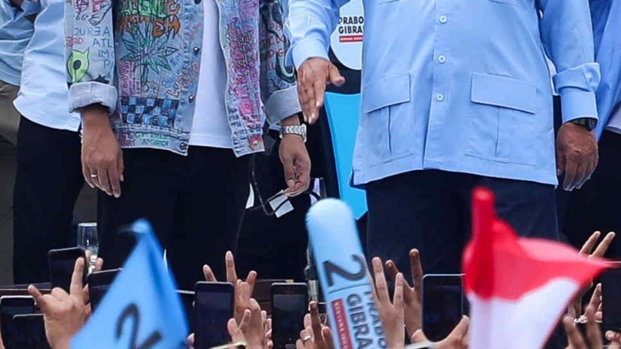 FOTO: Gaya Gibran Berjaket ala "Dilan" Dampingi Prabowo di Tengah Kerumunan Pendukung yang Padati GBK