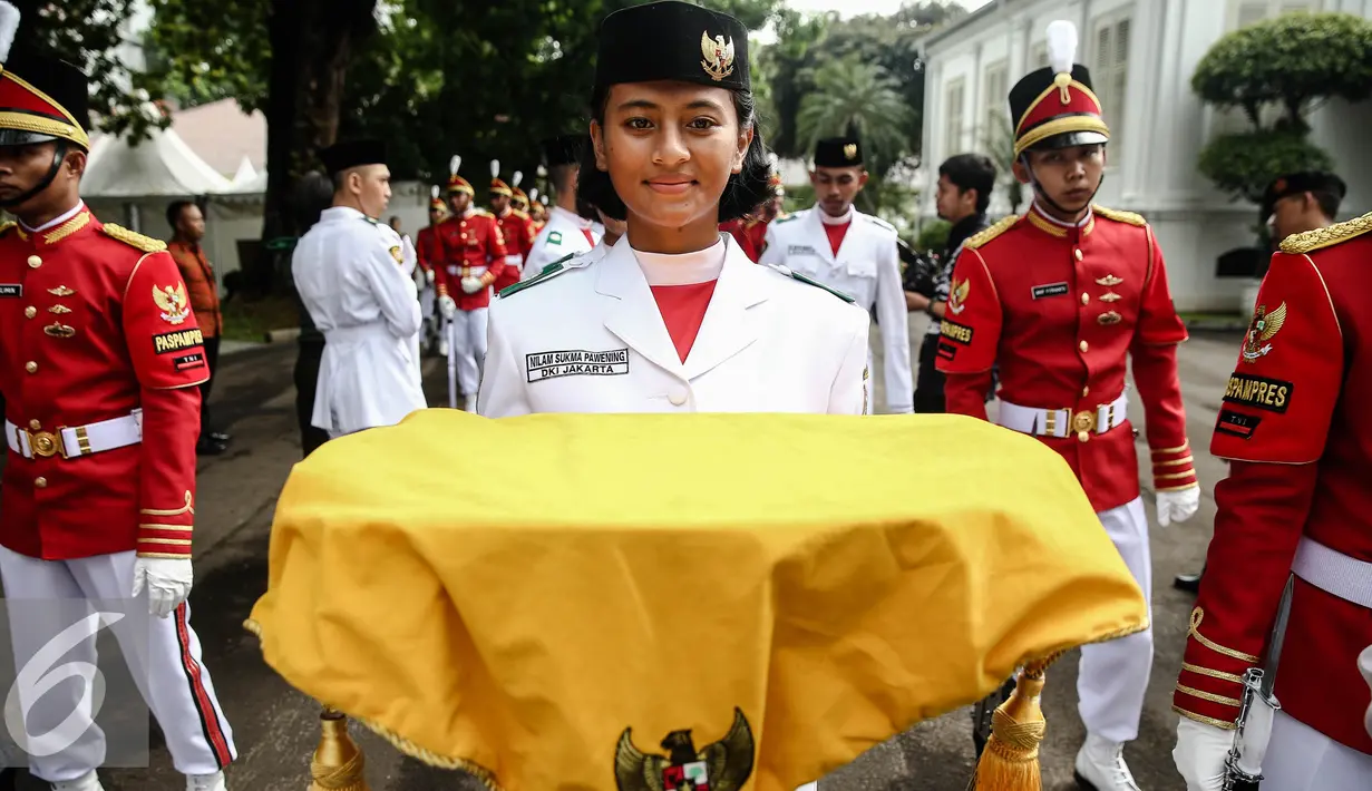 Anggota Paskibraka 2016  bersiap jelang gladi bersih Upacara HUT ke-71 Kemerdekaan RI di Istana Merdeka, Jakarta, Senin (15/8). (Liputan6.com/Faizal Fanani)
