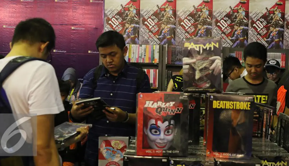 Pengunjung sedang melihat-lihat komik pada acara Indonesia Comic Con 2016 di Jakarta, Sabtu (1/10). Indonesia Comic Con 2016 diselenggarakan pada 1 - 2 Oktober mulai pukul 10.00 hingga 22.00 WIB. (Liputan6.com/Herman Zakharia)