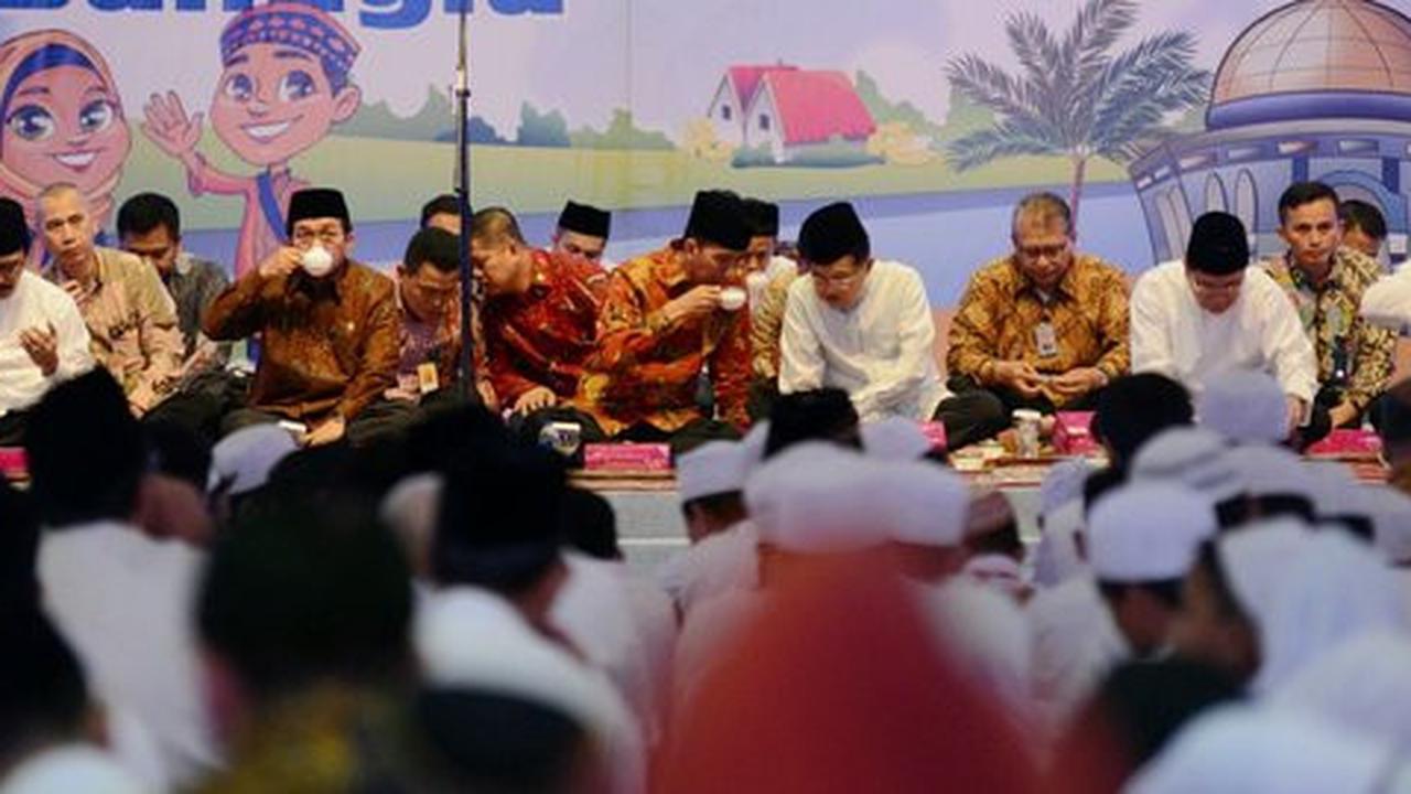 Berkemeja batik dan peci hitam, Jokowi-JK buka bersama di Mabes TNI