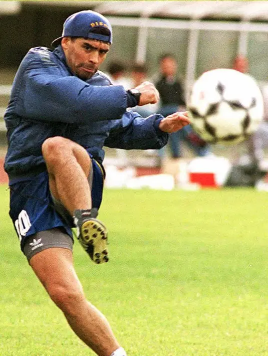 Pemain sepak bola Argentina Diego Maradona berlatih di Stadion Tongdaemun, Seoul, Korea Selatan, 24 September 1995. Diego Maradona dikabarkan meninggal dunia karena serangan jantung. (KIM JAE-HWAN/AFP)