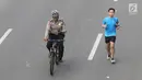 Aparat polisi bersepeda mengamankan Parade Asian Games 2018 di Jalan Thamrin, Jakarta, Minggu (13/5). Sejumlah pejabat negara hadir seperti Wakil Presiden RI Jusuf Kalla dan Gubernur DKI Anies Baswedan.  (Liputan6.com/Arya Manggala)