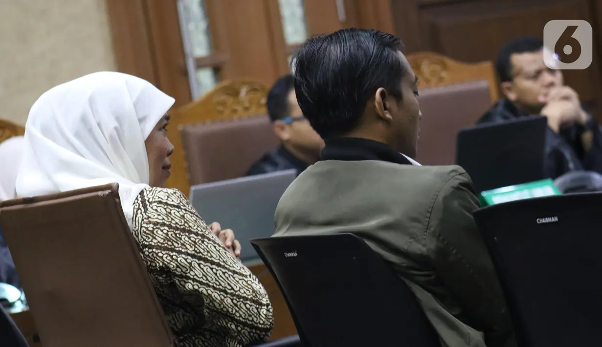 Gubernur Jatim, Khofifah Indar Parawansa (kiri) saat menjadi saksi pada sidang lanjutan dugaan suap jual-beli jabatan di lingkungan Kemenag dengan terdakwa M Romahurmuziy di Pengadilan Tipikor Jakarta, Rabu (11/12/2019). Sidang beragenda keterangan saksi. (Liputan6.com/Helmi Fithriansyah)