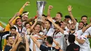 Pemain Sevilla merayakan gelar juara Liga Europa 2019/2020 di Stadion RheinEenergie, Sabtu (22/8/2020) dini hari WIB. Sevilla raih gelar juara Liga Europa 2019/2020 usai mengalahkan Inter Milan dengan skor 3-2. (AFP/Ina Fassbender/pool)