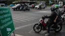 Pengendara sepeda motor berhenti di lampu merah Jalan MH Thamrin, Jakarta, Kamis (4/10). Uji coba tilang elektronik di DKI Jakarta berhasil menjaring ratusan pelanggar pada hari pertama dan kedua. (Liputan6.com/Faizal Fanani)