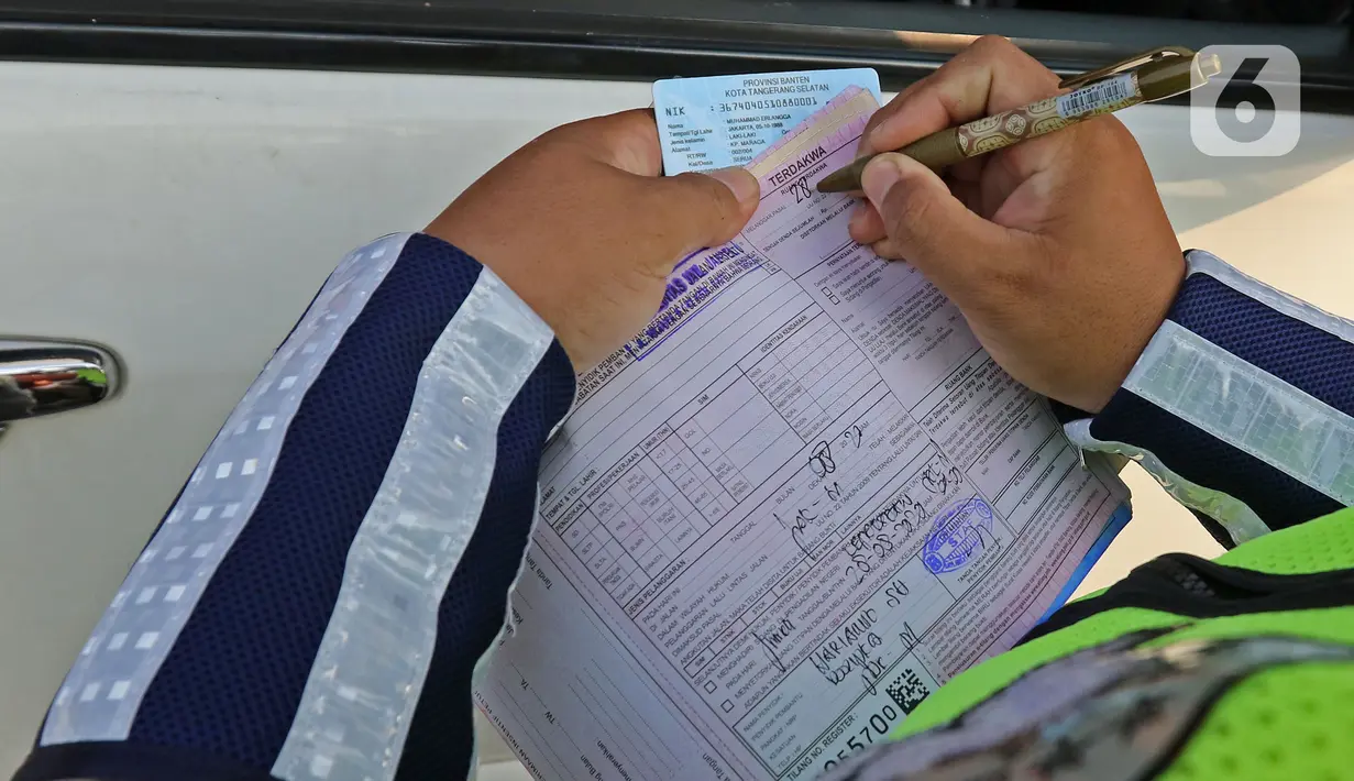 Polisi menilang pengendara di kawasan Fatmawati, Jakarta, Senin (10/8/2020). Ditlantas Polda Metro Jaya kembali menerapkan sanksi tilang terhadap kendaraan roda empat yang melanggar peraturan ganjil genap di masa Pembatasan Sosial Berskala Besar (PSBB) transisi. (Liputan6.com/Herman Zakharia)