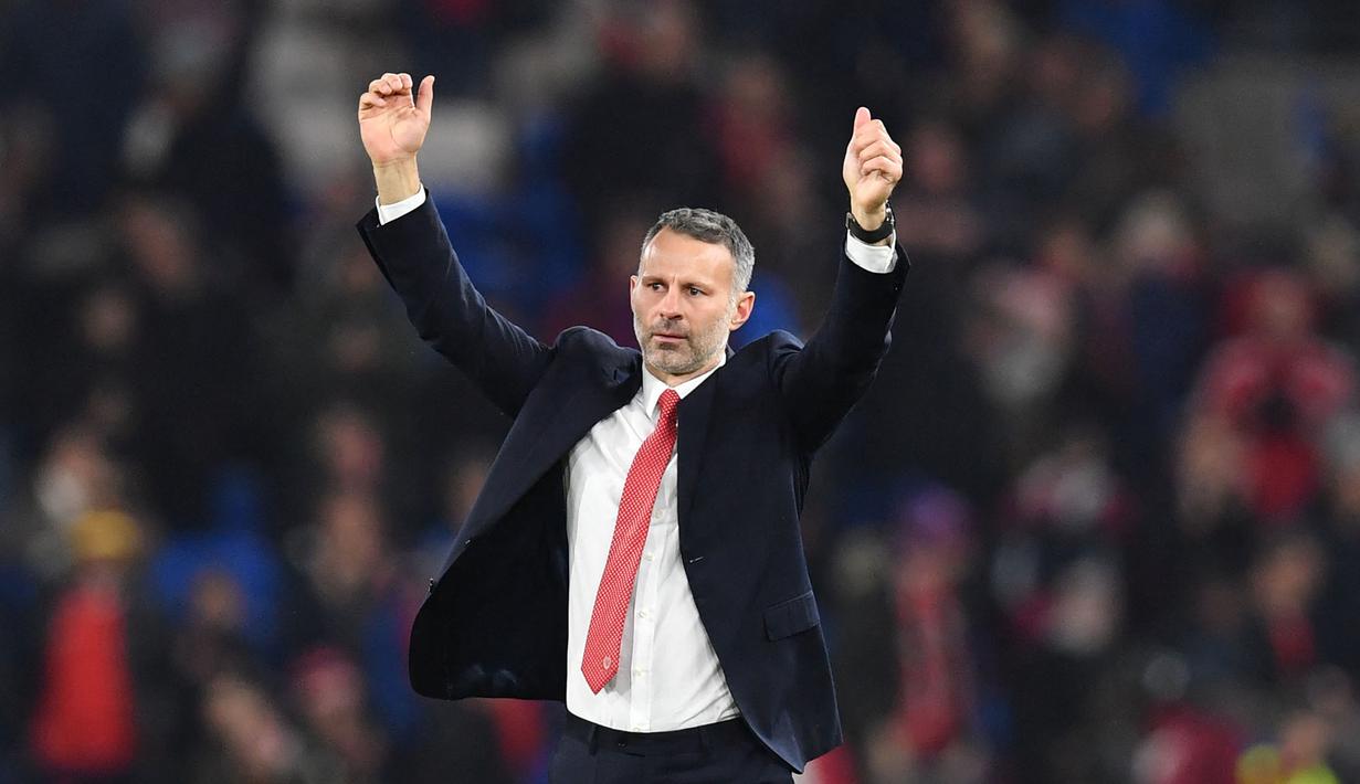 Ryan Giggs merupakan legenda hidup Manchester United karena telah menghabiskan 24 tahunnya bersama Setan Merah dan persembahkan 34 trofi. Saat ini dirinya dipercaya menjadi juru taktik Timnas Wales sejak tahun 2018 lalu. (Foto: AFP/Paul Ellis)