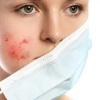 Tidak perlu langsung menambah banyak produk skincare. Rutinitas yang lembut dan kebiasaan menjaga kebersihan masker bisa menjadi langkah awal. (Foto/Dok: Magnific)