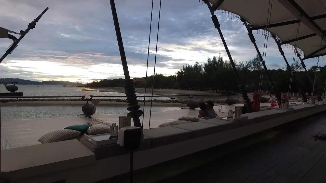 Nikmatnya Nikmati Sunset Tepat di Atas Lautan Andaman Langkawi