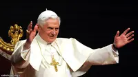 Sang pemimpin umat Katolik Paus Benediktus XVI yang menyatakan terlalu sepuh resmi mundur. 
