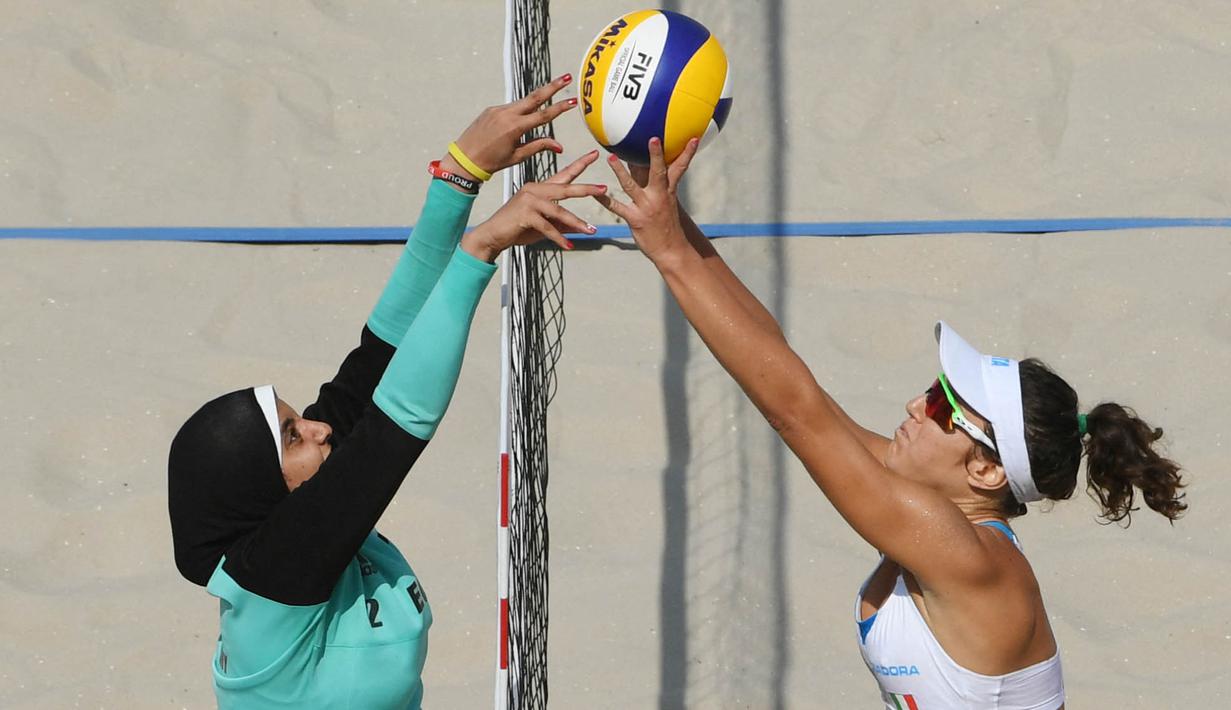 Penampilannya tampak kontras dengan tim lain yang ketika bertanding mengenakan bikini, seragam yang umumnya dipakai para atlet voli pantai. Sementara Doaa mengenakan busana tertutup, celana panjang, baju lengan panjang dan hijab. (Foto: AFP/Yasuyoshi Chiba)