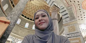 Maia Estianty atau akrab dipanggil bunda Maia menampilkan potret selfie dirinya berhijab. Dalam balutan outfit abu-abu, bunda Maia mengenakan hijab lebar yang bernuansa abu-abu senada. Foto: Instagram.