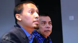 Wakil Ketua Umum PSSI, Hinca Panjaitan (kanan) menyimak pertanyaan saat memberikan keterangan di Jakarta, Senin (16/5/2016). PSSI akan segera berkoordinasi untuk kembali menjalankan roda organisasi. (Liputan6.com/Helmi Fithriansyah)
