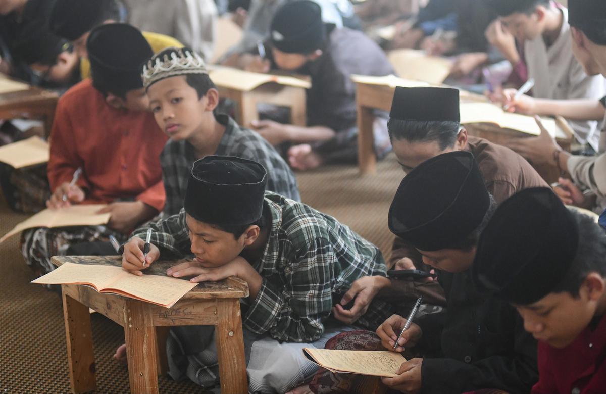 FOTO: Ramadan Menghidupkan Tradisi Kajian Kitab Kuning di Pesantren