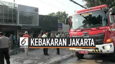 Akibat kebocoran gas sebuah restoran di Tebet meledak dan terbakar. Akibat peristiwa ini seorang karyawan di bagian dapur mengalami luka bakar dan dievakuasi petugas Damkar.