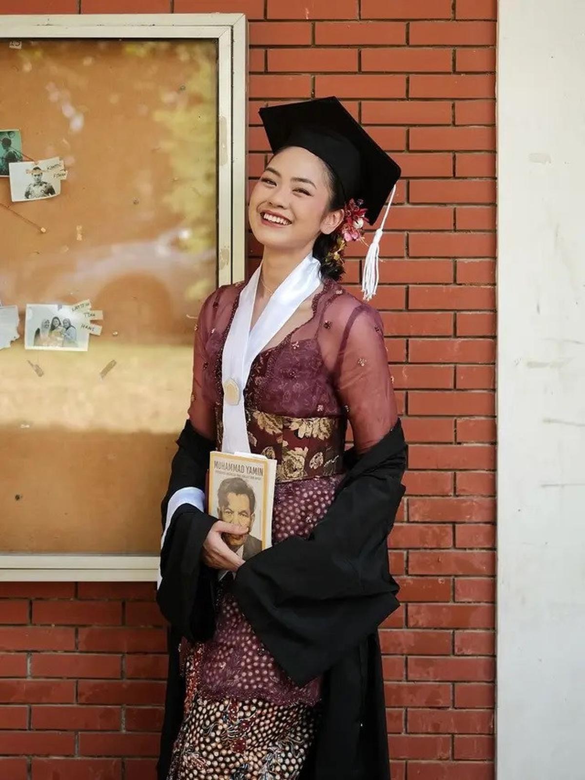 Inspirasi Kebaya Wisuda yang Anggun, Pilihan Margin Wieheerm hingga Rania Yamin