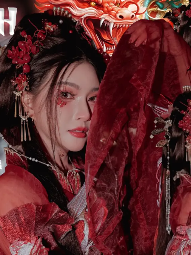 Makeup Sarwendah mengenakan dress merah tradisional China. [@sarwendah29]