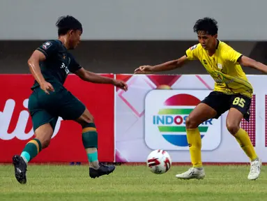 Gelandang Barito Putera, Muhammad Firli (kanan) menghadang pergerakan pemain Persikabo 1973 dalam laga matchday ke-3 Grup A Piala Menpora 2021 di Stadion Manahan, Solo, Selasa (30/3/2021). Barito dan Persikabo 1973 bermain imbang 2-2. (Bola.com/Ikhwan Yanuar)