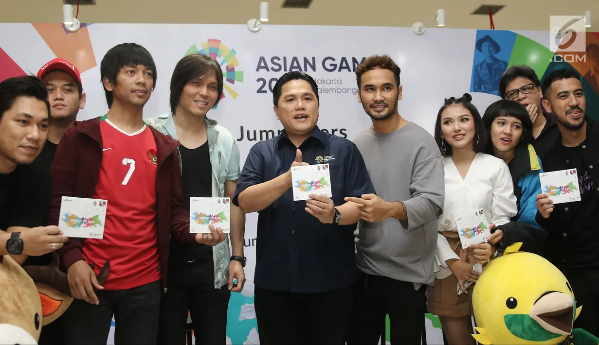 Ketua Umum Inasgoc, Erick Thohir (tengah) berfoto bersama para musisi pengisi album Asian Games 2018 di Stadion Akuatik, Jakarta, Jumat (13/7). Inasgoc meluncurkan album Asian Games 2018 berjudul Bright As The Sun. (Liputan6.com/Herman Zakharia)