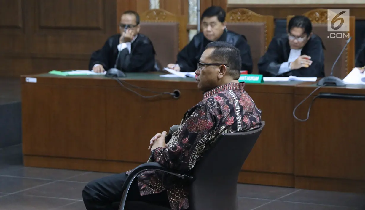 Tersangka dugaan korupsi pengadaan dan pelaksanaan pembangunan kampus IPDN Provinsi Sumatera Barat di Kabupaten Agam TA 2011, Dudy Jocom saat menjalani sidang pembacaan dakwaan di Pengadilan Tipikor, Jakarta, Rabu (11/7). (Liputan6.com/Helmi Fithriansyah)