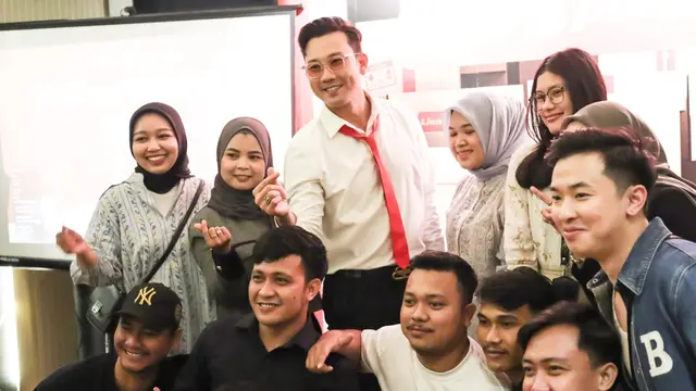 Chief Eksentrik Officer Lion Parcel Denny Sumargo bersama para mitra agen Lion Parcel Medan dalam agenda “A Day with CEO” di Medan. (Dok Lion Parcel)