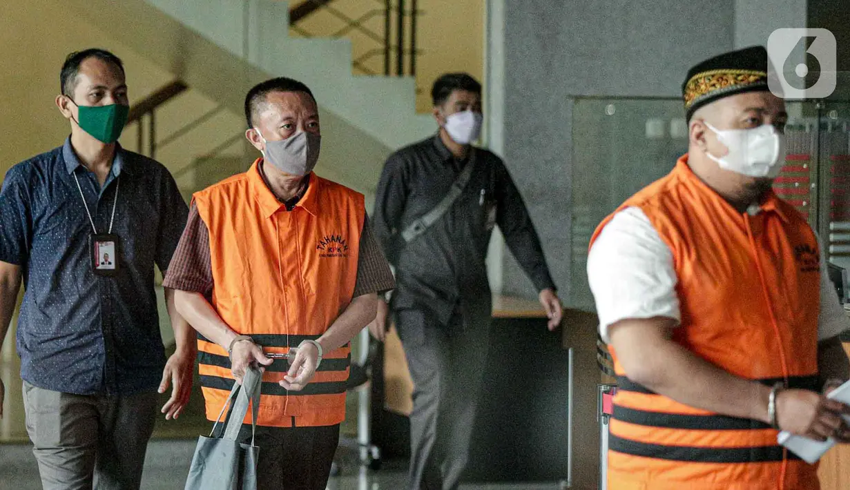 <p>Tersangka kasus dugaan korupsi pengadaan tanah pembangunan SMKN 7 Tangerang Selatan Agus Kartono (kedua kiri) dan Farid Nurdiansyah (kanan) usai menjalani pemeriksaan di Gedung Merah Putih KPK, Jakarta, Selasa (26/4/2022). KPK menetapkan satu pejabat di Dinas Pemprov Banten dan dua pihak swasta dalam kasus dugaan korupsi pengadaan tanah untuk pembangunan SMKN 7 Tangerang Selatan. (Liputan6.com/Faizal Fanani)</p>