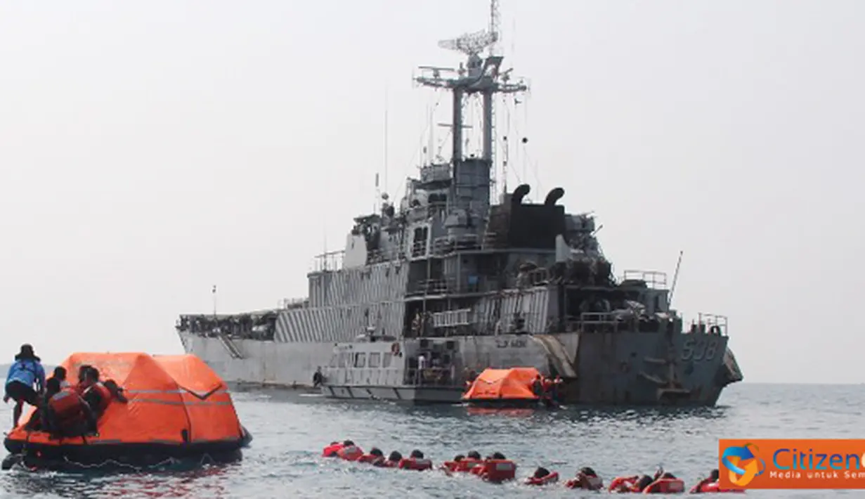 Citizen6, Jakarta: Salah satu unsur Kolinlamil KRI Teluk Hading (THG)-538 yang di komandani Mayor Laut (P) Teguh Iman Wibowo, mendukung latihan SAR dan Sea Survival Kolinlamil 2012 di perairan Teluk Jakarta, Rabu (19/9). (Pengirim: Dispenkolinlamil).