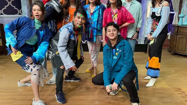 Sebut Dirinya Anak Baru, Ini 6 Potret Angga Putra Bareng Host 3xtra0rdinary Love