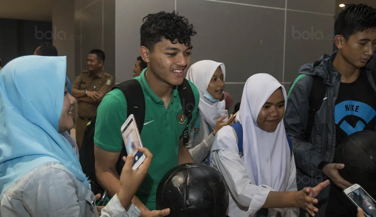 Kiper Timnas Indonesia U-19, Adi Satrio, menyapa fans usai latihan di Stadion Wibawa Mukti, Bekasi, Senin (16/10//2017). Kehadiran fans dengan senang hati disambut pemain Timnas U-19. (Bola.com/Vitalis Yogi Trisna)