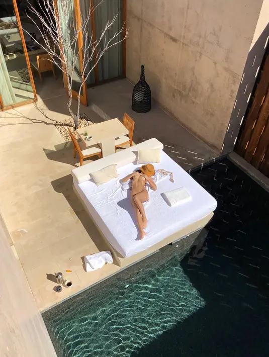 Ia pun kembali memamerkan tubuhnya yang polos tanpa busana dalam masa bulan madunya. (instagram/emrata)