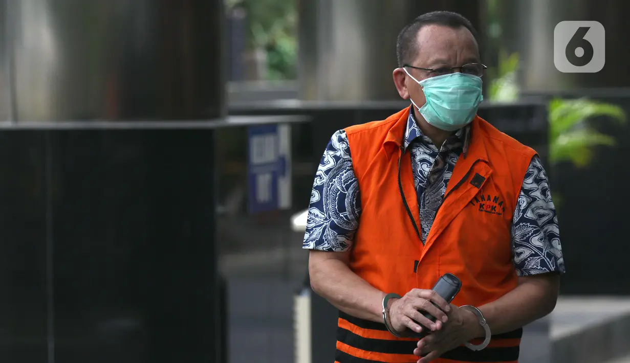 Tersangka suap dan gratifikasi perkara di Mahkamah Agung (MA) 2011-2016, Nurhadi bersiap menjalani pemeriksaan di Gedung KPK Jakarta, Selasa (29/9/2020). Tim penyidik KPK melimpahkan tersangka Nurhadi dan Rezky Herbiyono beserta barang bukti kepada tim JPU KPK. (Liputan6.comHelmi Fithriansyah)