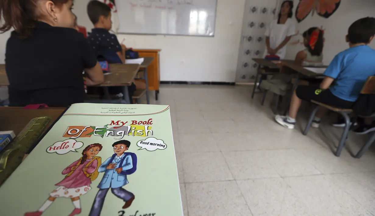 Anak-anak sekolah mengikuti pelajaran bahasa Inggris di sekolah swasta Birkhadem, di luar Aljazair, Rabu (21/9/2022). Anak-anak Aljazair kembali ke sekolah untuk pertama kalinya setelah pada bulan lalu presiden memerintahkan sekolah beralih dari mengajar bahasa Prancis sebagai bahasa kedua bersama bahasa Arab ke bahasa Inggris sebagai gantinya. (AP Photo/Fateh Guidoum)