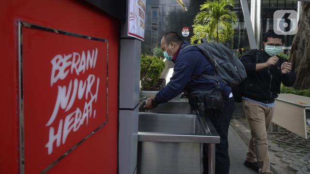 FOTO: KPK Sediakan Fasilitas Cuci Tangan untuk Antisipasi Penyebaran COVID-19