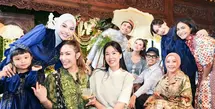 Nagita Slavina terlihat elegan dalam setelan berwarna biru navy. Ia memadukan blus lengan pendek dengan detail ruffle bersama celana lurus (straight pants) senada.  [@mrsayudewi/@alyssadaguise/@mahalini/@vidialdiano].