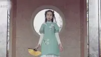 Salah satu gaun jahitan sang ayah dipakai gadis cilik asal Tiongkok. (dok. Screenshot YouTube SCMP/https://www.youtube.com/watch?v=rYeMfkgG7eo/Brigitta Bellion)