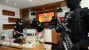 Petugas labfor Mabes Polri merapikan barang bukti bahan racikan bom terduga teroris usai rilis di Jakarta, Jumat (25/11). Tim Densus 88 Mabes Polri menahan satu orang terduga teroris berikut bahan yang diduga racikan bom. (Liputan6.com/Helmi Fithriansyah)