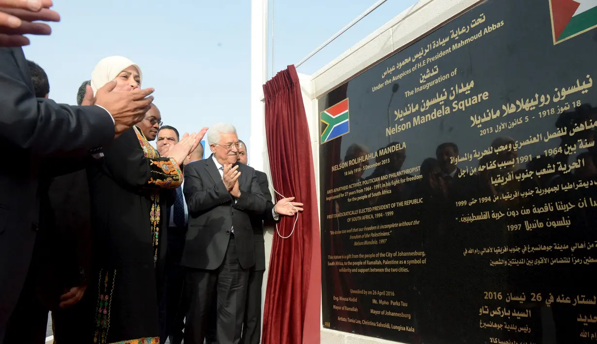Presiden Palestina Mahmoud Abbas (kanan) bersama Walikota Johannesburg Parks Tau meresmikan patung tokoh revolusi dunia asal Afrika Selatan, Nelson Mandela di kota Ramallah, Palestina, Selasa (26/4). (Palestinian President Office via REUTERS)