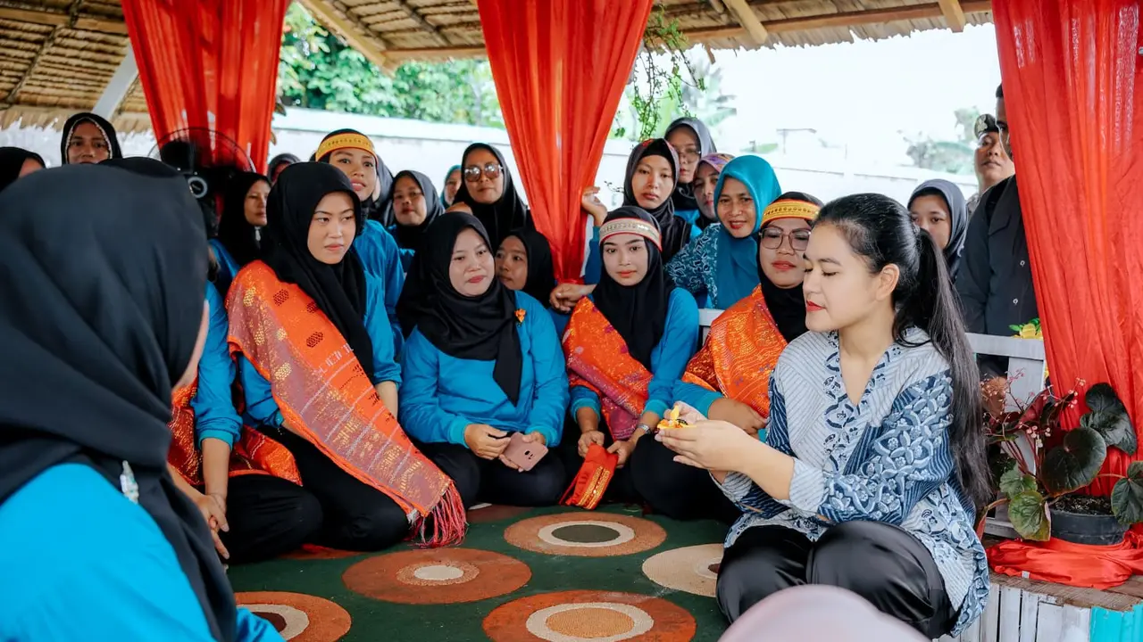 Kahiyang Ayu Temui Kader PKK di Kelurahan Tanjung Mulia Hilir