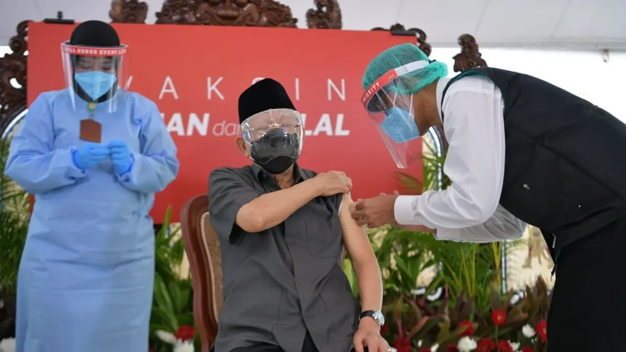 Wapres Ma'ruf Amin menerima suntikan vaksin Covid-19 dosis pertama pada Rabu (17/2/2021)