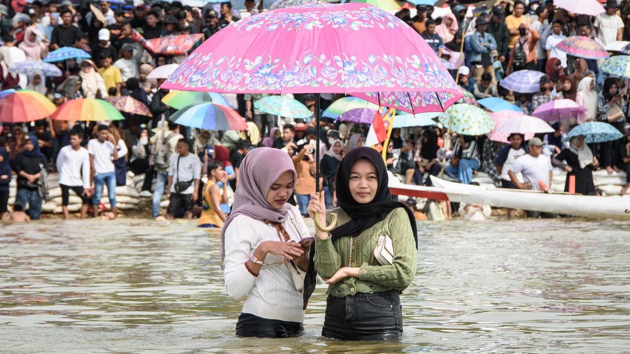 Foto: Aksi Penari Cilik Dika Warnai Semarak Pacu Jalur di Sungai Kuantan