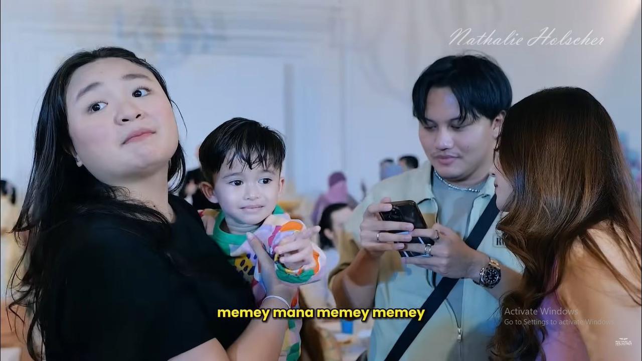 7 Potret Adzam di Perayaan Ultah Azura, Ditemani Rizky Febian dan Akrab dengan Mahalini