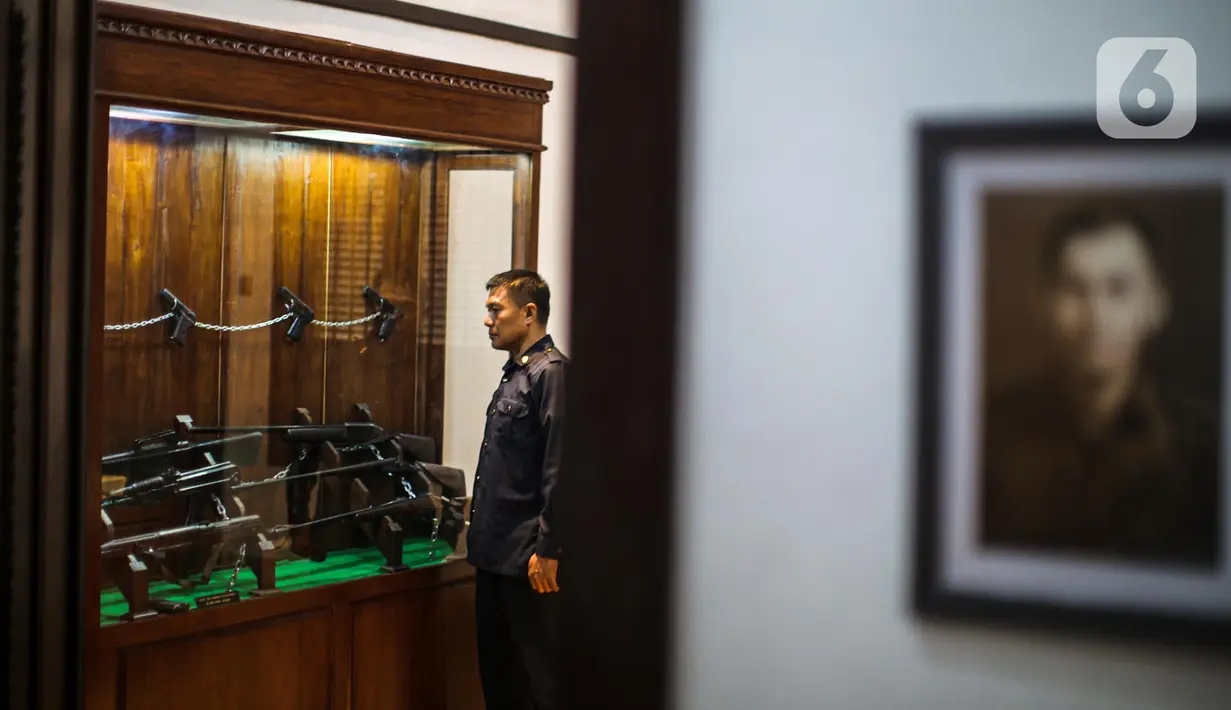 Petugas mengecek diorama di Museum Jenderal Besar DR AH Nasution, Jakarta, Rabu (28/9/2022). Tanggal 1 Oktober diperingati sebagai Hari Kesaktian Pancasila untuk mengenang korban dari peristiwa G30S/PKI yang juga merenggut nyawa putri Jenderal Besar Nasution, Ade Irma Suryani Nasution. (Liputan6.com/Faizal Fanani)