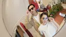 Keduanya kompak mengenakan kecamata. Nikita mengenakan kacamata dengan kaca biru, Indra mengenakan kacamata hitam. [@nikitawillyofficial94]