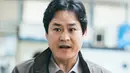 <p>Di musim ini, Goo Dae Young membantu Kim Hae Il dengan lebih teliti dan bersemangat dari sebelumnya. Sekarang sebagai kepala unit kejahatan kekerasan di Kantor Polisi Gudam, ia menunjukkan pendekatan keseimbangan antara pekerjaan dan kehidupan. (Foto: SBS via Soompi)</p>